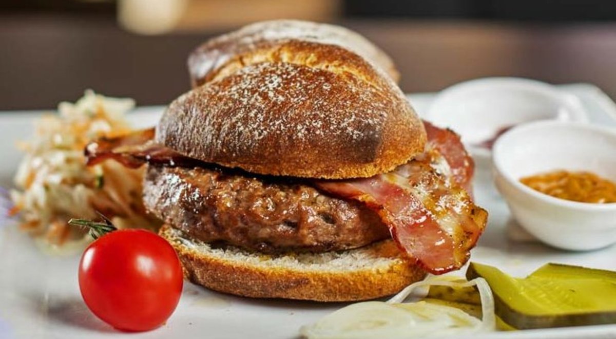 Pianobar Burger Schrofenhof Patty, Sonnebeck Brötli