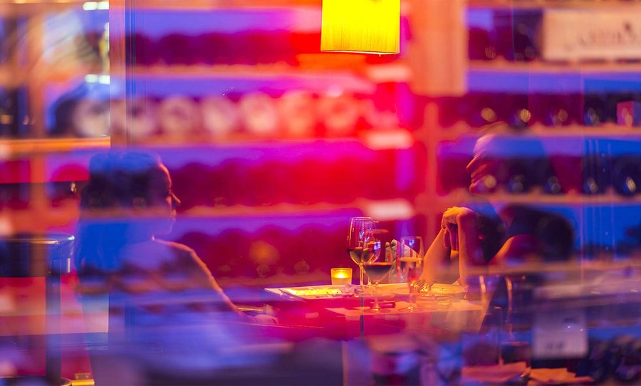 Pianobar Wein Grill Restaurant Frauenfeld Gäste vor dem Weinkeller